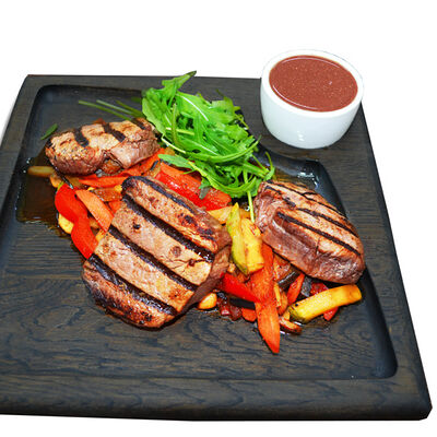 Говяжий медальон с овощами на гриле в Парк-отель Усадьба по цене 979 ₽