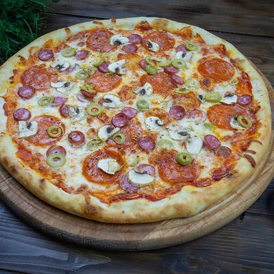 Пицца Итальянскаяв Luigis Pizza по цене 630 ₽