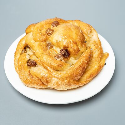 Булочка с изюмом в Столовая на Типанова по цене 130 ₽