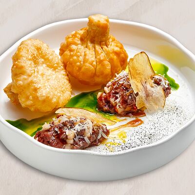 Тартар из говядины с печёным яблоком в Мараули по цене 635 ₽