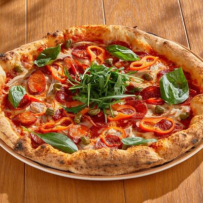 Пицца Руссо Итальяно (бекон, колбаски, куриное филе, чили) в Russo Italiano по цене 890 ₽