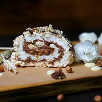 Меренговый рулет Сникерс в ИТЛЕ Стейк-кафе Halal