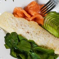 Омлет с лососем и авокадо в More More