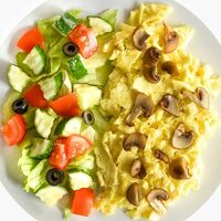Скрэмбл с шампиньонами и свежими овощами в Дом еды