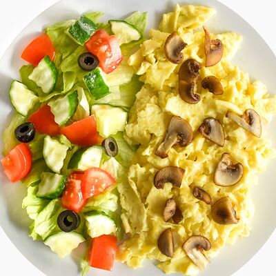 Скрэмбл с шампиньонами и свежими овощами в Дом еды по цене 329