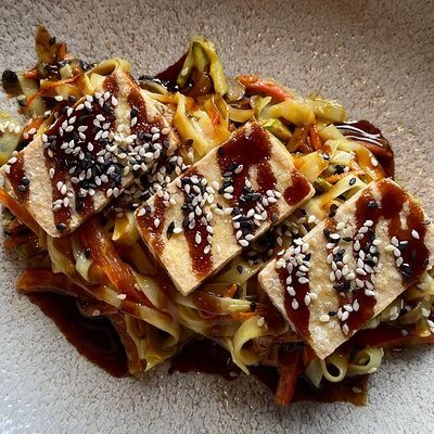 Рисовая лапша с тофу и соусом карри в More More по цене 420