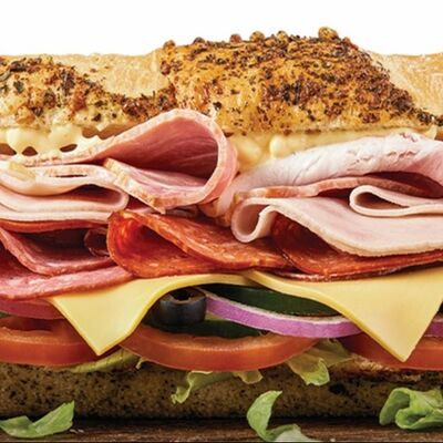 Сэндвич Супермясной с ветчиной, салями, острым пепперони и поджаренным беконом в Subway по цене 449 ₽