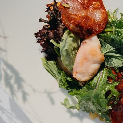 Теплый салат с картофелем, кальмарами мини и чоризо Iberico в Padron по цене 1270 ₽