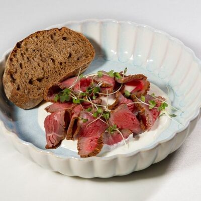 Телятина из печи с соусом из хрена и маслом из местных трав в Гоголь по цене 690 ₽