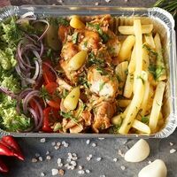 Донер кебаб из курицы на тарелке с картофелем фри в Шеф Кебаб