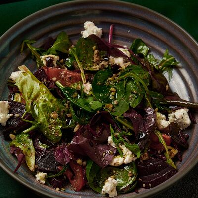 Салат со свеклой и брынзой в Липа гастробар по цене 430 ₽