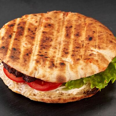 Грик-бургер с курицей в Гирос Бистро по цене 330 ₽