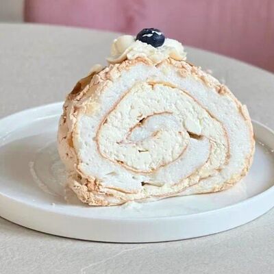 Меренговый рулет в Hello olivia по цене 495 ₽