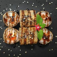 Темпурный ролл с лососем в Renai - суши класса премиум