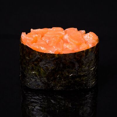 Гункан с лососем в Arts - food по цене 185 ₽