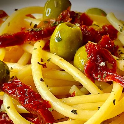 Букатини с оливками и вялеными томатами в Povar Otti по цене 360 ₽