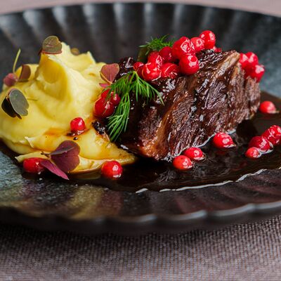 Томленые щечки конины с моченой брусникой и соусом демиглас в Кедр Kedr по цене 990 ₽