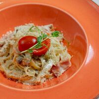 Паста с цыпленком, беконом и грибами в Vkus