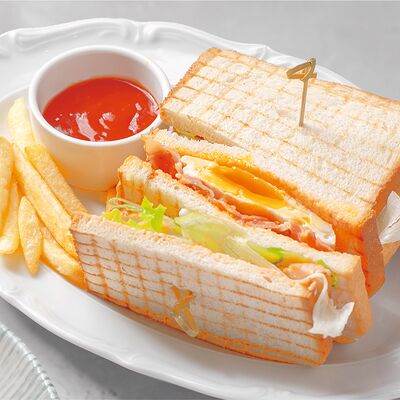 Клаб сэндвич с цыпленком и картофелем фри в BEERMAN&Schlitz по цене 650 ₽