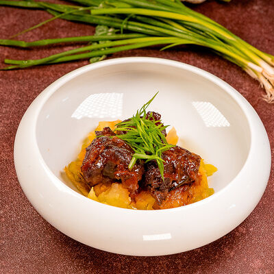 Телячьи щечки, томленые в саперави, с печеным картофелемв Чичилаки по цене 890 ₽