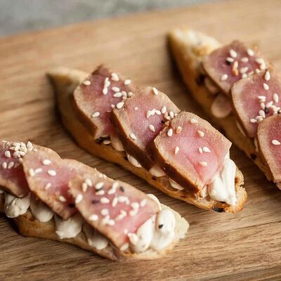 Брускетта с имбирным тунцом и мягким сыром 8 штук в Svekla Catering по цене 2000 ₽