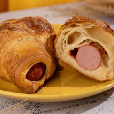 Круассан с сосиской и соусом в Пекарня Буханка по цене 225 ₽