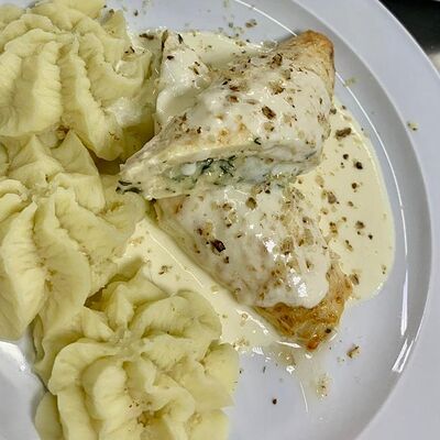 Куриный рулет с сыром и овощами под сливочным соусомв Настроение вкуса по цене 775 ₽