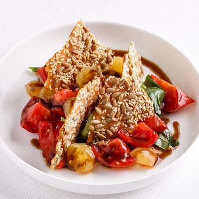 Томатный салат с фетой и таджасскими оливкамив Harvest по цене 1100 ₽