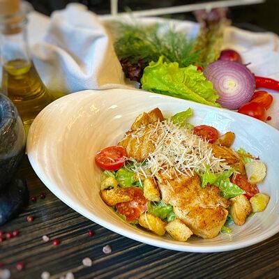 Салат Цезарь с куриным филе в Паб Кебаб по цене 660 ₽