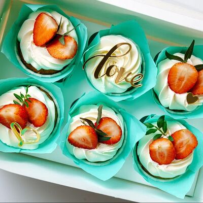 Капкейки с клубникой в Горький 1932 по цене 2300 ₽