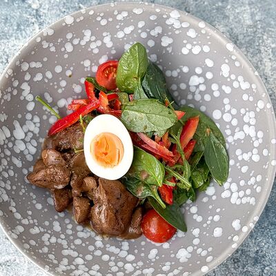 Салат с печенью, болгарским перцем, миксом салатов, яйцом и соусом на основе каперсов в Food market skolkovo по цене 530 ₽