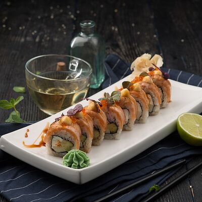 Ролл сливочный с лососем и красной икрой в Маймун по цене 790