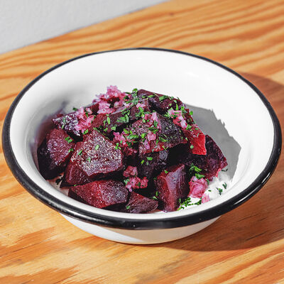 Салат с запеченной свеклой и сырным кремом в SALUT! по цене 220 ₽