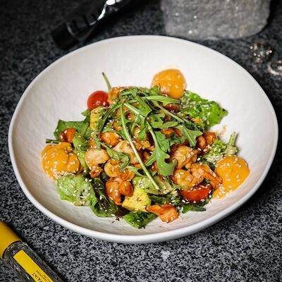 Салат с креветками и семгой, с соусом из ферментированного чеснока в Sweetheart по цене 1675 ₽