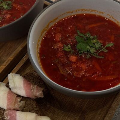 Борщ с говядиной и домашним салом в Хлеб & Булки по цене 740 ₽