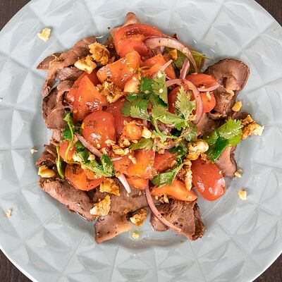 Биф салат с томатами и кинзой в Daddys pub по цене 735 ₽