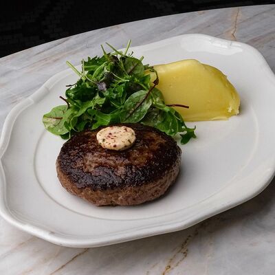 Бифштекс, пюре, пармезан в Bisou Bisou Bistro по цене 1100 ₽