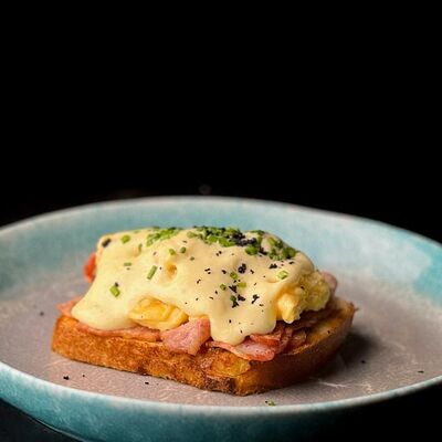 Бриошь с беконом, яичный скрэмбл, голландский соус в Нобель по цене 370 ₽