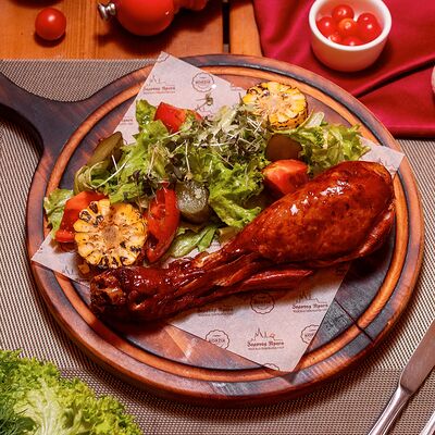 Томленая голень индейки, глазированная соусом терияки с миксом салата и овощами в Золотая прага по цене 1170 ₽