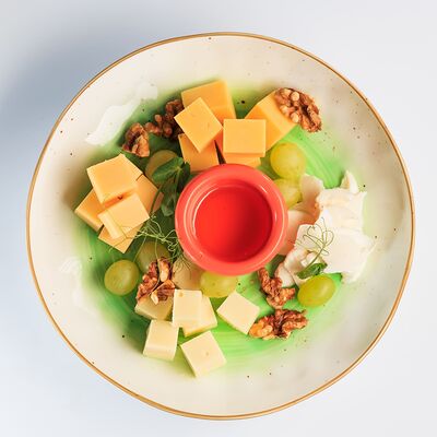 Сырное ассорти в Семейный ресторан Tiki&Taki по цене 650 ₽
