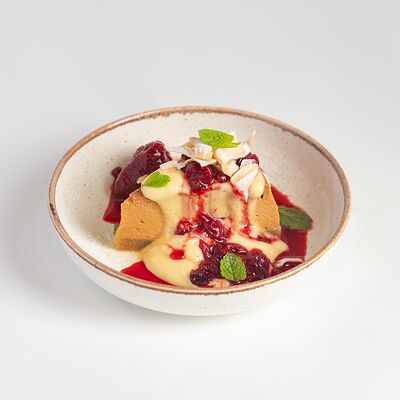 Запеканка из топленого творога с кокосовым заварным кремом и ягодным соусом в Kitchen по цене 590