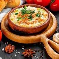 Жюльен из куриной грудки с грибами на картофельном пюре в Чайхана КишМиш