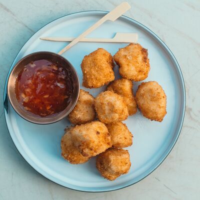 Куриный попкорн с соусом сладкий чили в Freedom BAR по цене 520 ₽