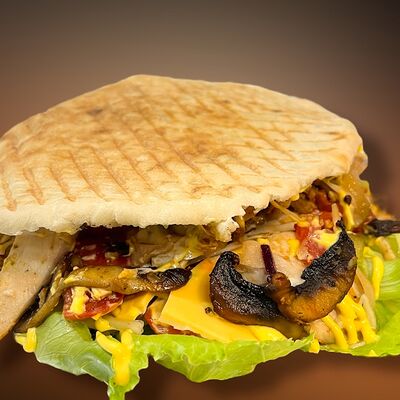 Шаурма в пите Хоттабыч рекомендует с грибами и сыромв Вкусно у араба по цене 495 ₽