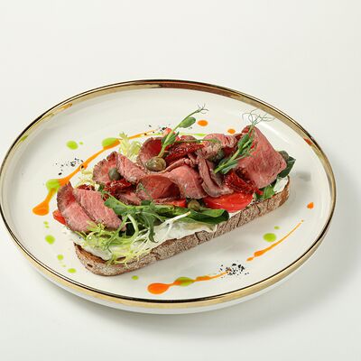 Тост с ростбифом в Coffee Boom по цене 1080 ₽