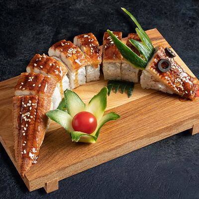 Фирменный Дракон ролл в Вкусно Суши по цене 1500