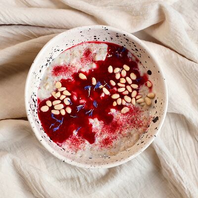 Каша овсяная с протертой малиной и кедром в KOKK по цене 490 ₽