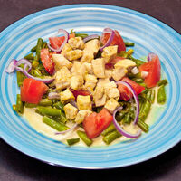 Салат фасолевый теплый с курицей в Fish Fabrique Vieux