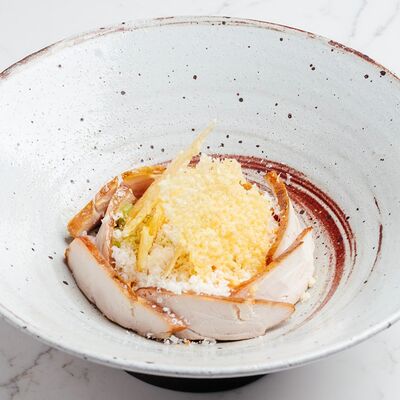 Обжорка с копчёным цыплёнком в Hello Wine по цене 450 ₽