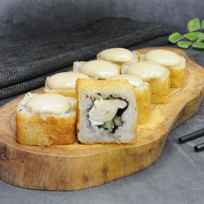 Жареный ролл Цезарь темпура в 7Sushi по цене 469 ₽